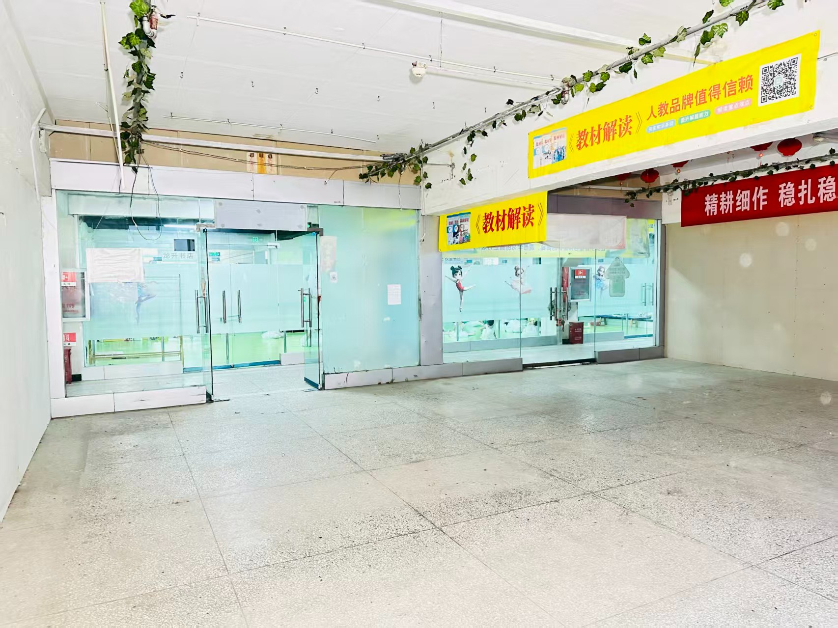 图书馆街提供写字楼、商铺、展示空间、直播间等多种面积选择，满足企业办公、研发、展示、运营等多元需求。