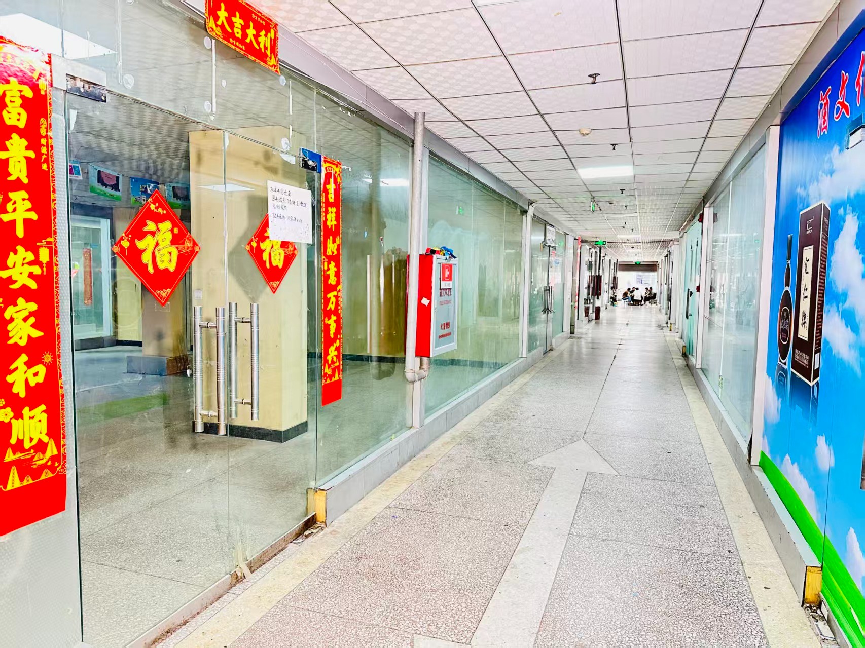 图书馆街园区位于洛阳市老城区春都路商贸核心区域，周边商业氛围成熟，交通便利，配套完善。依托传统副食品商贸资源，园区具备良好的经营基础和人气优势，是企业办公、商品展示、批发零售及创业发展的理想选择。